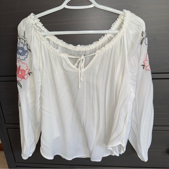 Abercrombie & Fitch Tops - Abercrombie and Finch 
Light fabric blouse with flowers